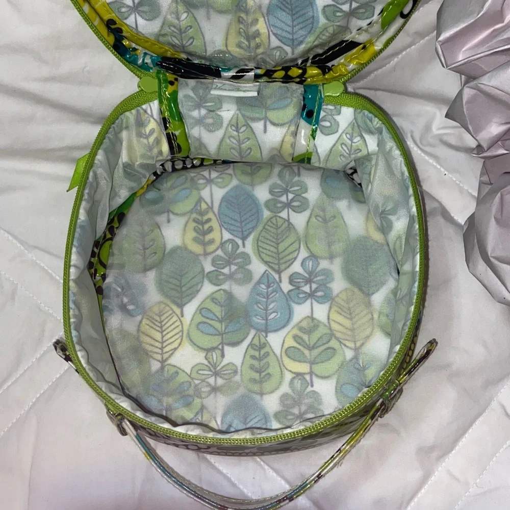 Like new VERA BRADLEY ROUND COSMETIC BAG limes up